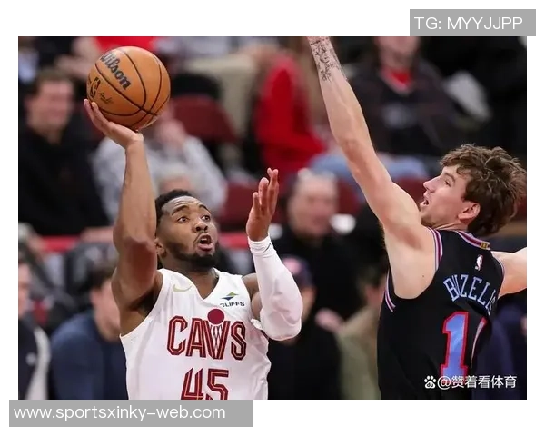 米切尔遭遇包夹表现起伏13投仅4中却收获准三双与6次失误